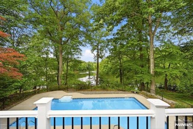 376 Lakeview Drive, Wyckoff, NJ 07481