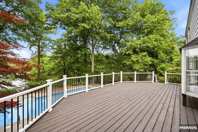 376 Lakeview Drive, Wyckoff, NJ 07481