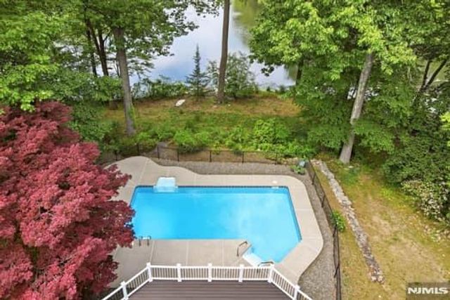 376 Lakeview Drive, Wyckoff, NJ 07481