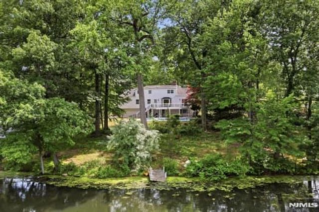 376 Lakeview Drive, Wyckoff, NJ 07481