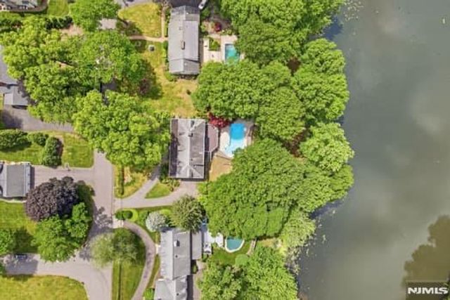 376 Lakeview Drive, Wyckoff, NJ 07481