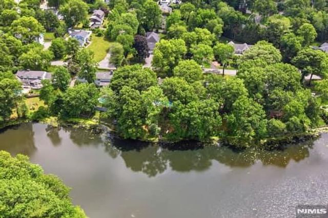 376 Lakeview Drive, Wyckoff, NJ 07481