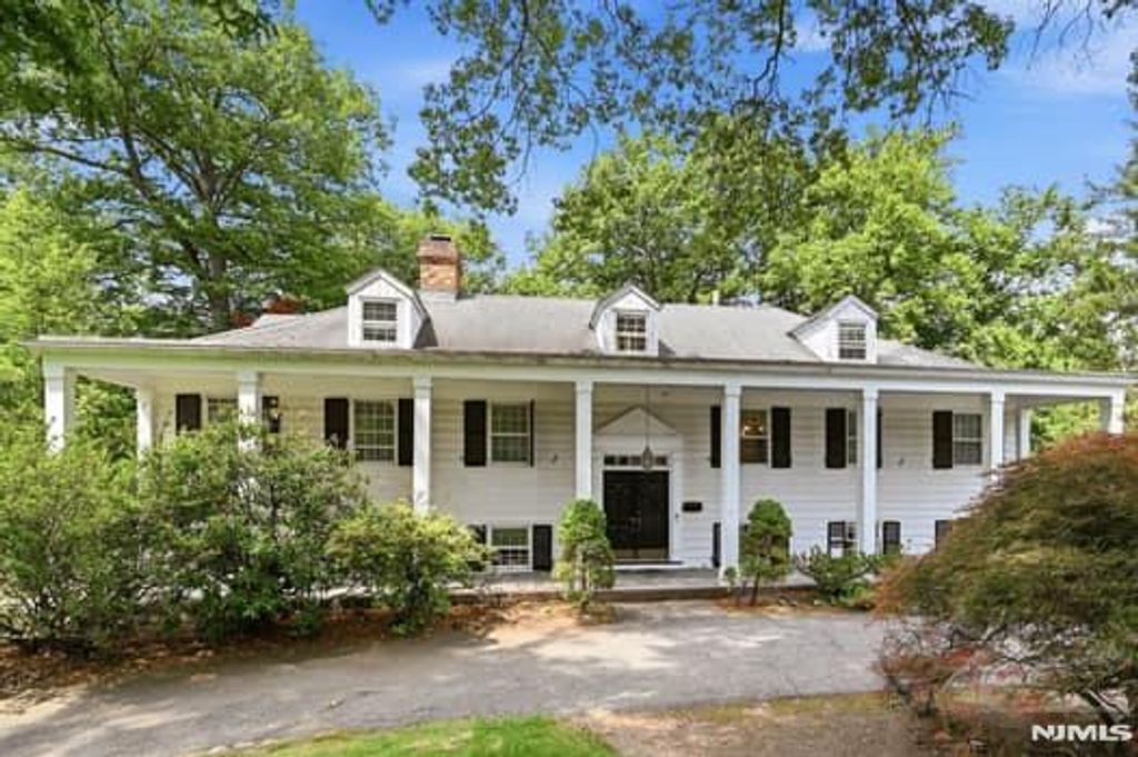 376 Lakeview Drive, Wyckoff, NJ 07481