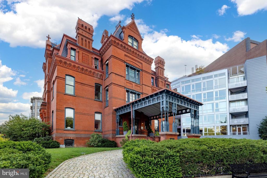 Image 1 of property listing at 2002 MASSACHUSETTS AVE NW #R-3, Washington, DC 20036