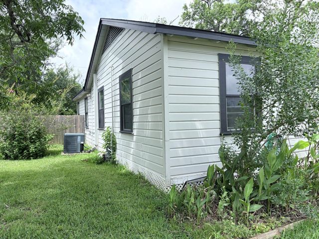 428 Azalea Street, Lake Jackson, TX 77566