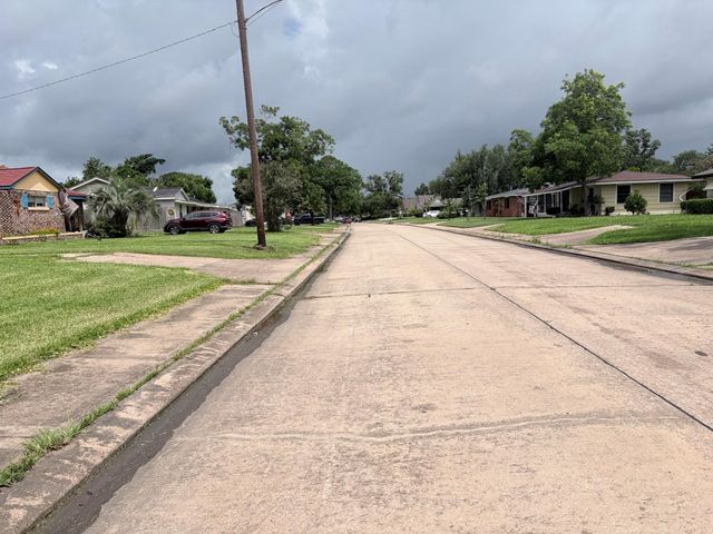428 Azalea Street, Lake Jackson, TX 77566