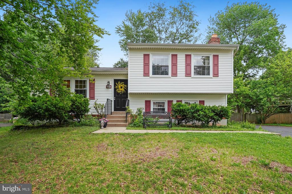9203 LANDGREEN ST, Manassas, VA 20110