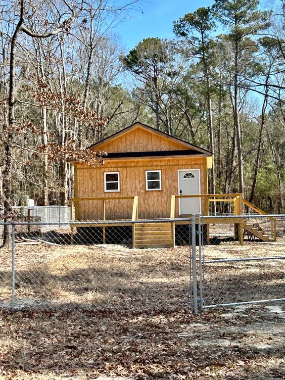 Image 2 of property listing at 1498 Stukes Road, Manning, SC 29102