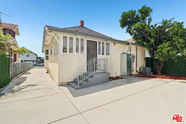 227 W 41st Street, Los Angeles, CA 90037