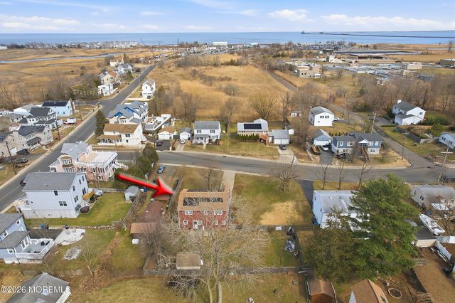 610 Center Avenue, Belford, NJ 07718