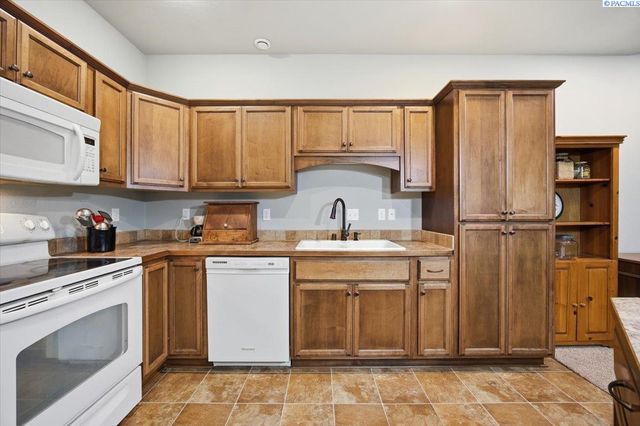 9318 Majestia Lane, Pasco, WA 99301