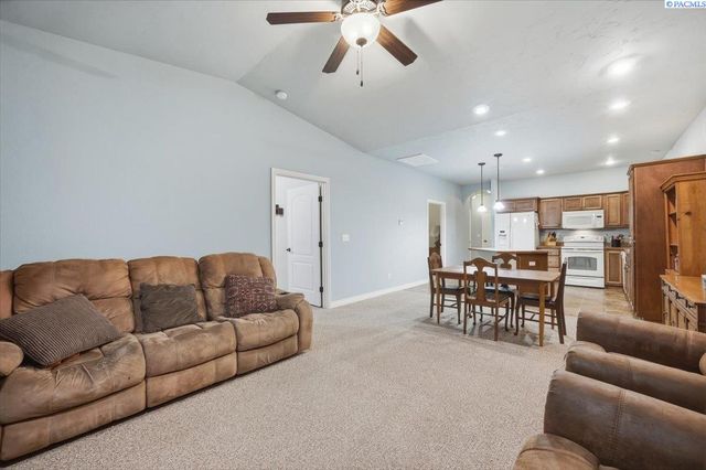 9318 Majestia Lane, Pasco, WA 99301