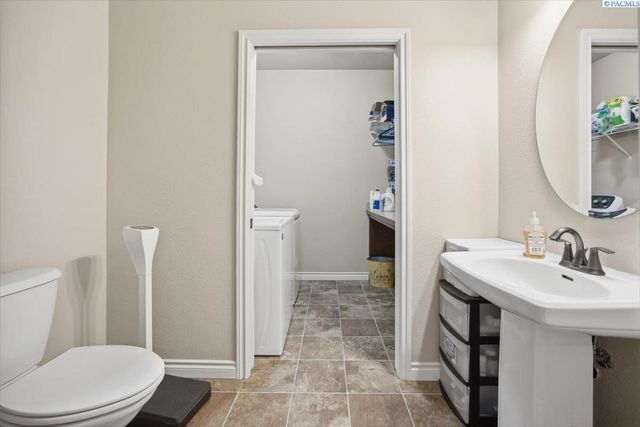 9318 Majestia Lane, Pasco, WA 99301