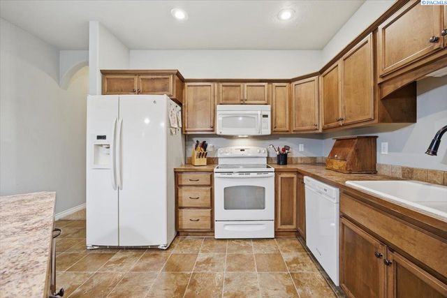 9318 Majestia Lane, Pasco, WA 99301