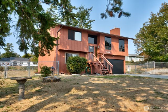 1594 Douglas Street, Oak Harbor, WA 98277