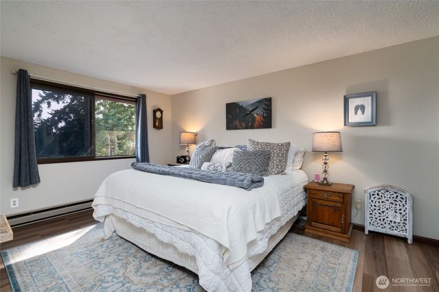 1594 Douglas Street, Oak Harbor, WA 98277