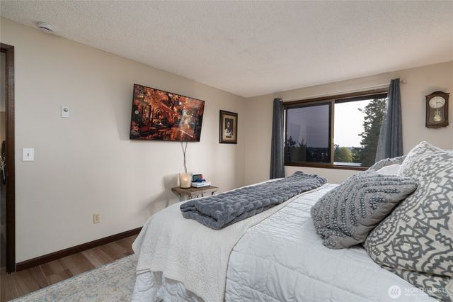 1594 Douglas Street, Oak Harbor, WA 98277