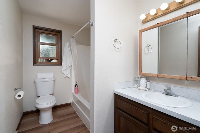 1594 Douglas Street, Oak Harbor, WA 98277