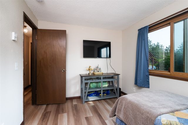 1594 Douglas Street, Oak Harbor, WA 98277