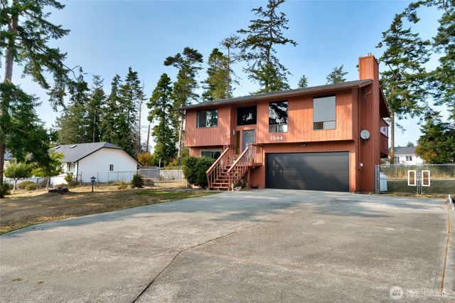 1594 Douglas Street, Oak Harbor, WA 98277