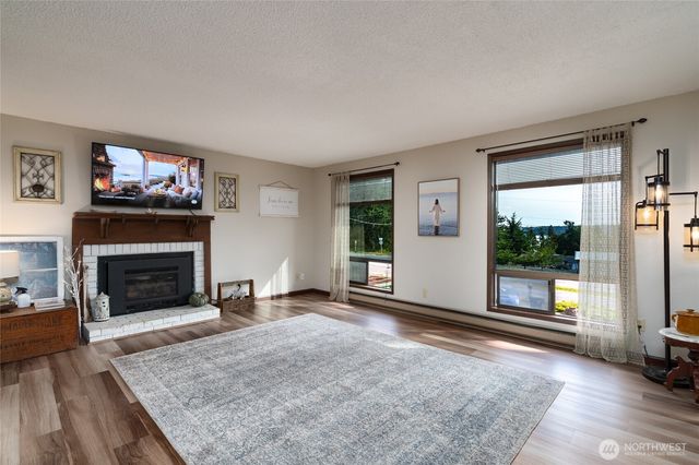 1594 Douglas Street, Oak Harbor, WA 98277