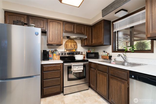 1594 Douglas Street, Oak Harbor, WA 98277