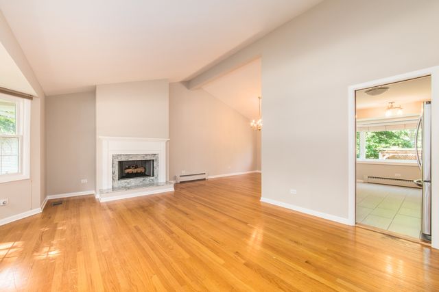 1008 N Newberry Lane, Mount Prospect, IL 60056