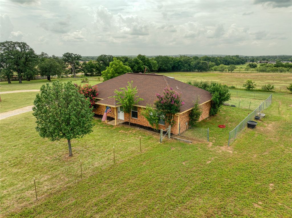 1300 Knob Road, Springtown, TX 76082