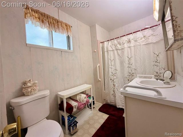 2386 Egleston Avenue, Burton, MI 48509