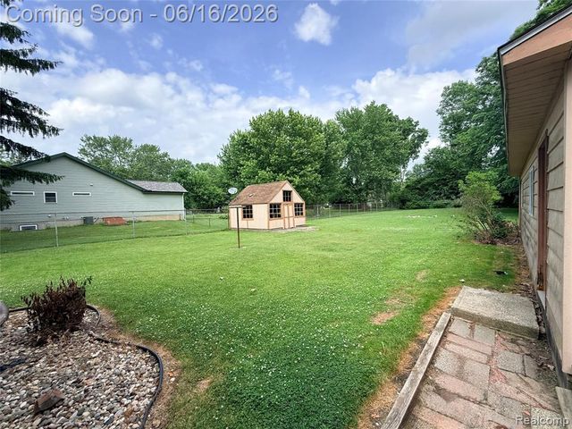 2386 Egleston Avenue, Burton, MI 48509
