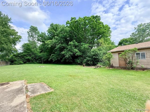2386 Egleston Avenue, Burton, MI 48509