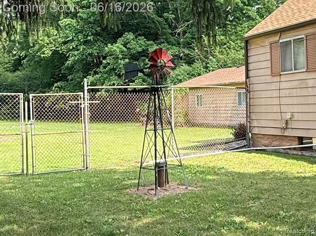 2386 Egleston Avenue, Burton, MI 48509