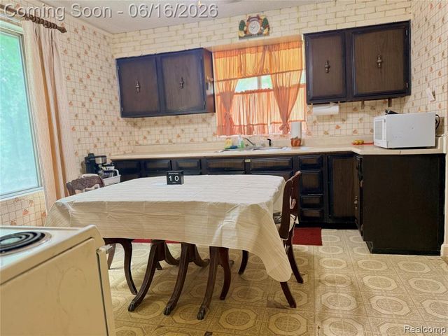 2386 Egleston Avenue, Burton, MI 48509