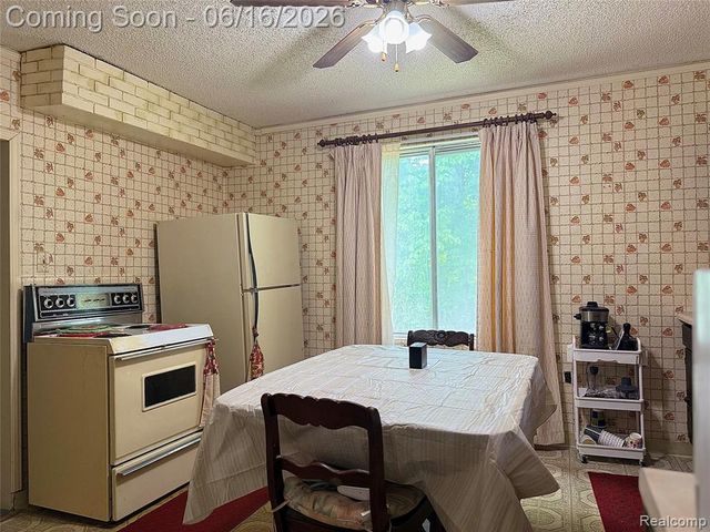 2386 Egleston Avenue, Burton, MI 48509