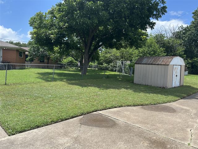 105 Lindenwood Drive, Lancaster, TX 75134