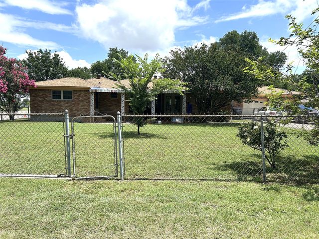 105 Lindenwood Drive, Lancaster, TX 75134