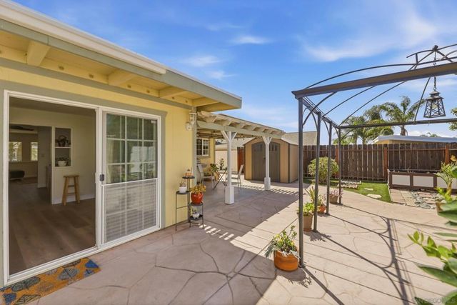 1949 Clover Way, Escondido, CA 92026