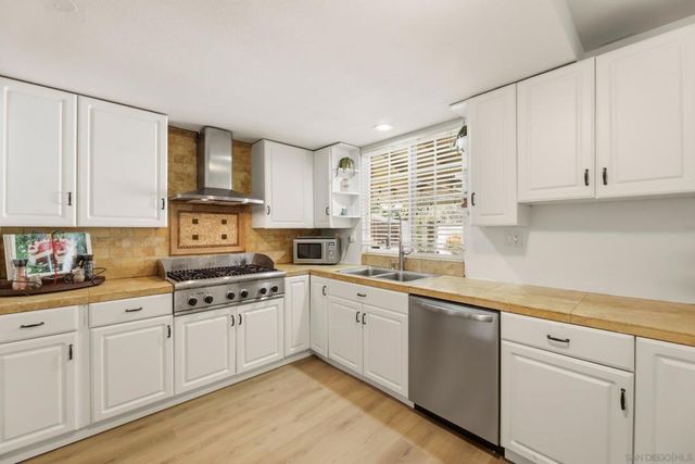 1949 Clover Way, Escondido, CA 92026