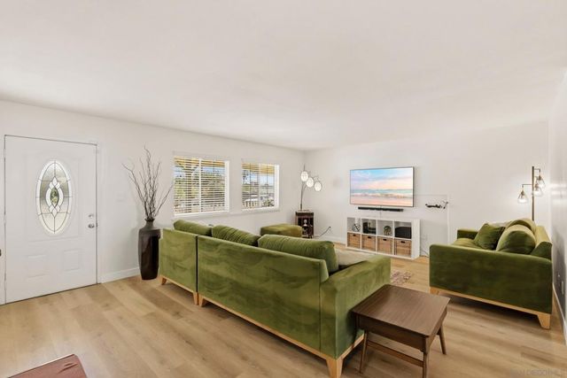 1949 Clover Way, Escondido, CA 92026