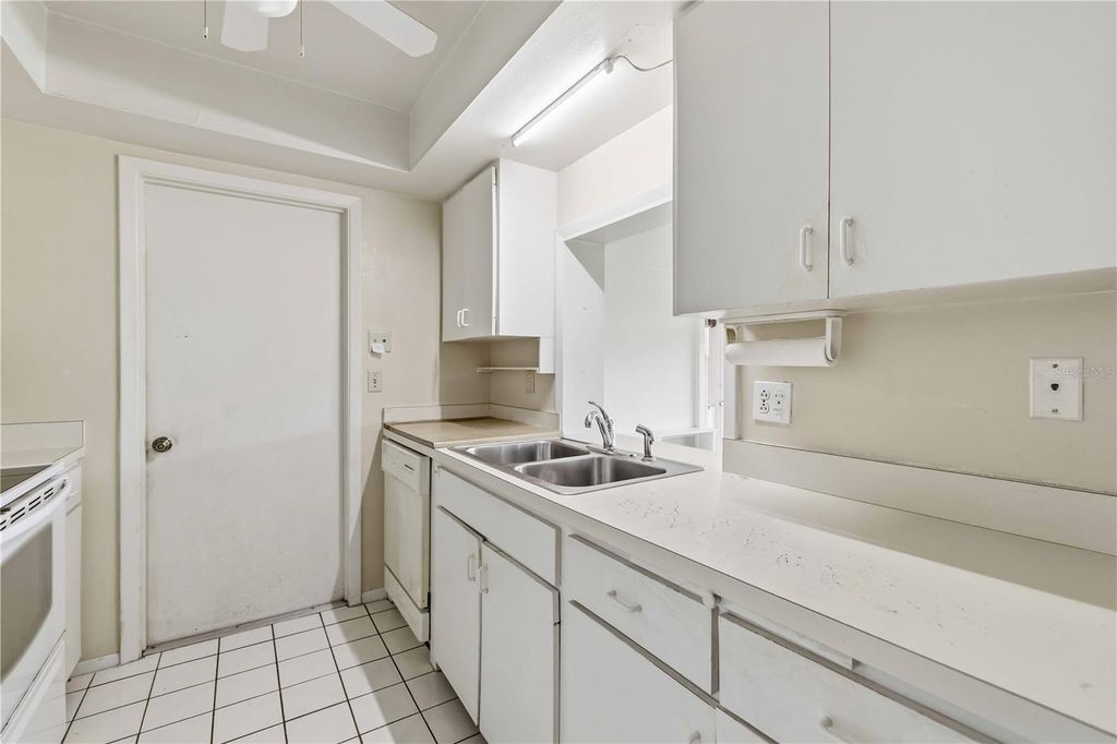 Image 19 of property listing at 4001 CHINABERRY ROAD, Bradenton, FL 34208