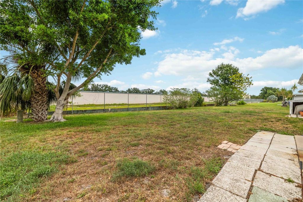 Image 38 of property listing at 4001 CHINABERRY ROAD, Bradenton, FL 34208