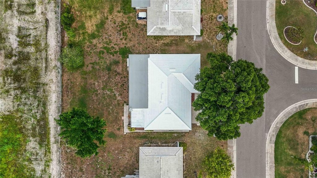 Image 5 of property listing at 4001 CHINABERRY ROAD, Bradenton, FL 34208
