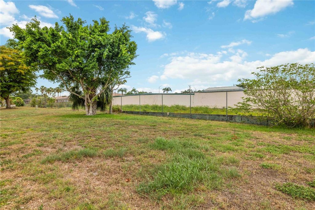 Image 41 of property listing at 4001 CHINABERRY ROAD, Bradenton, FL 34208