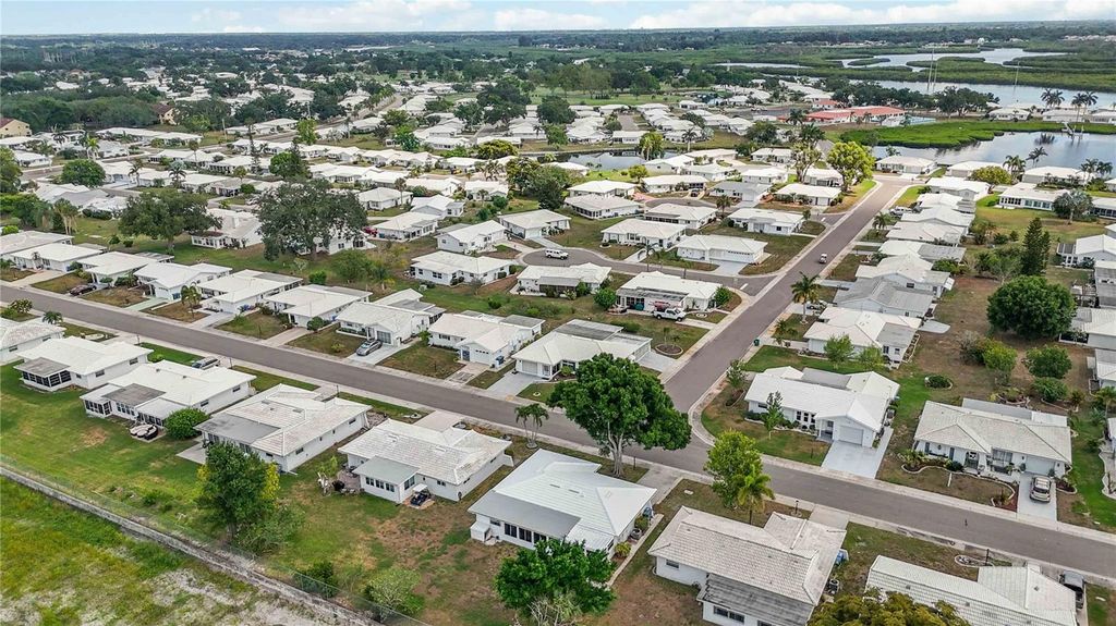 Image 51 of property listing at 4001 CHINABERRY ROAD, Bradenton, FL 34208