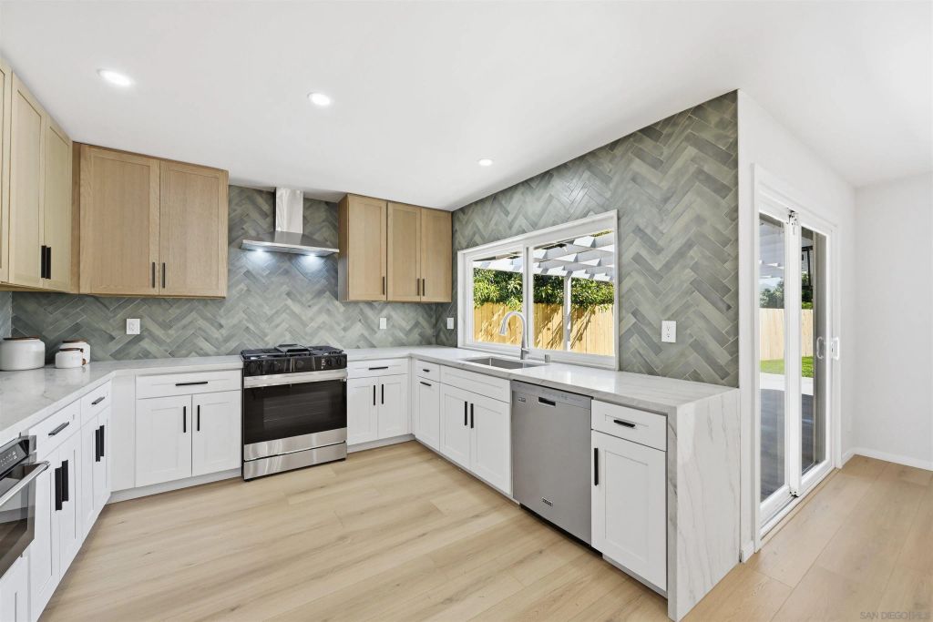 12437 Ridgeton Dr, Lakeside, CA 92040