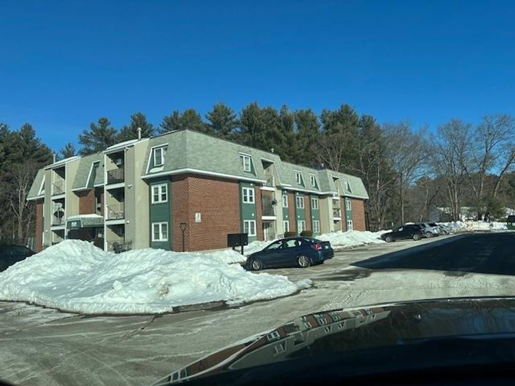 3 Knights Bridge Dr Apt 302, Nashua, NH 03063