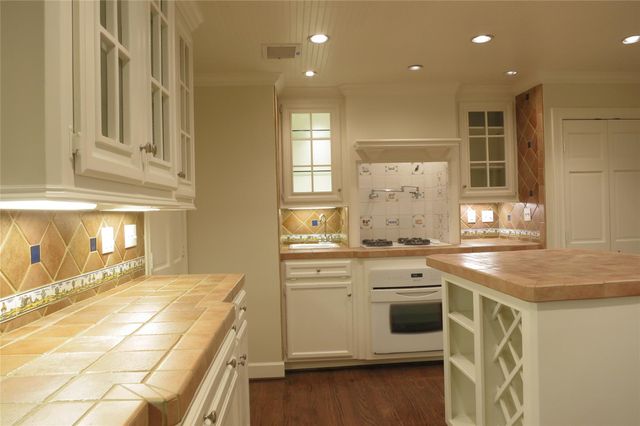 6208 Kirby Drive, Houston, TX 77005