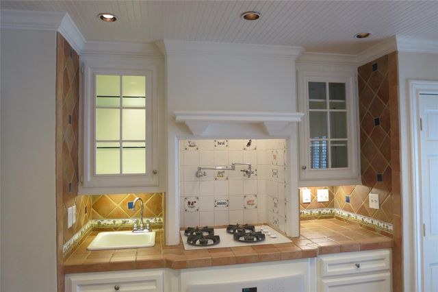 6208 Kirby Drive, Houston, TX 77005