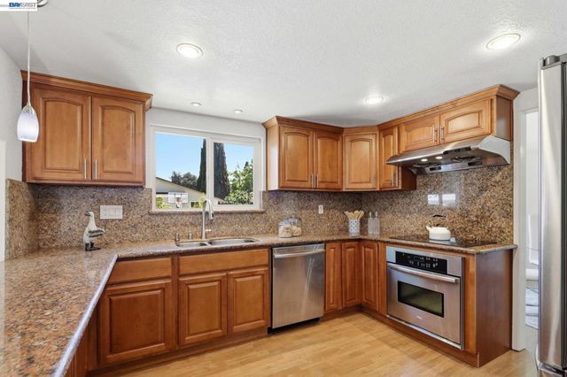1170 Bennett Ct, Fremont, CA 94536