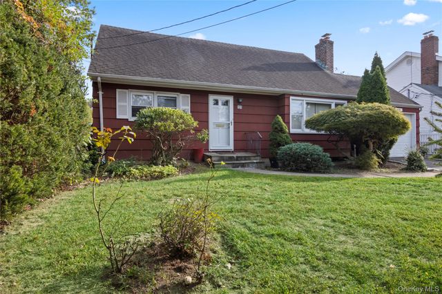 11 Glenwood Road, Glenwood Landing, NY 11545